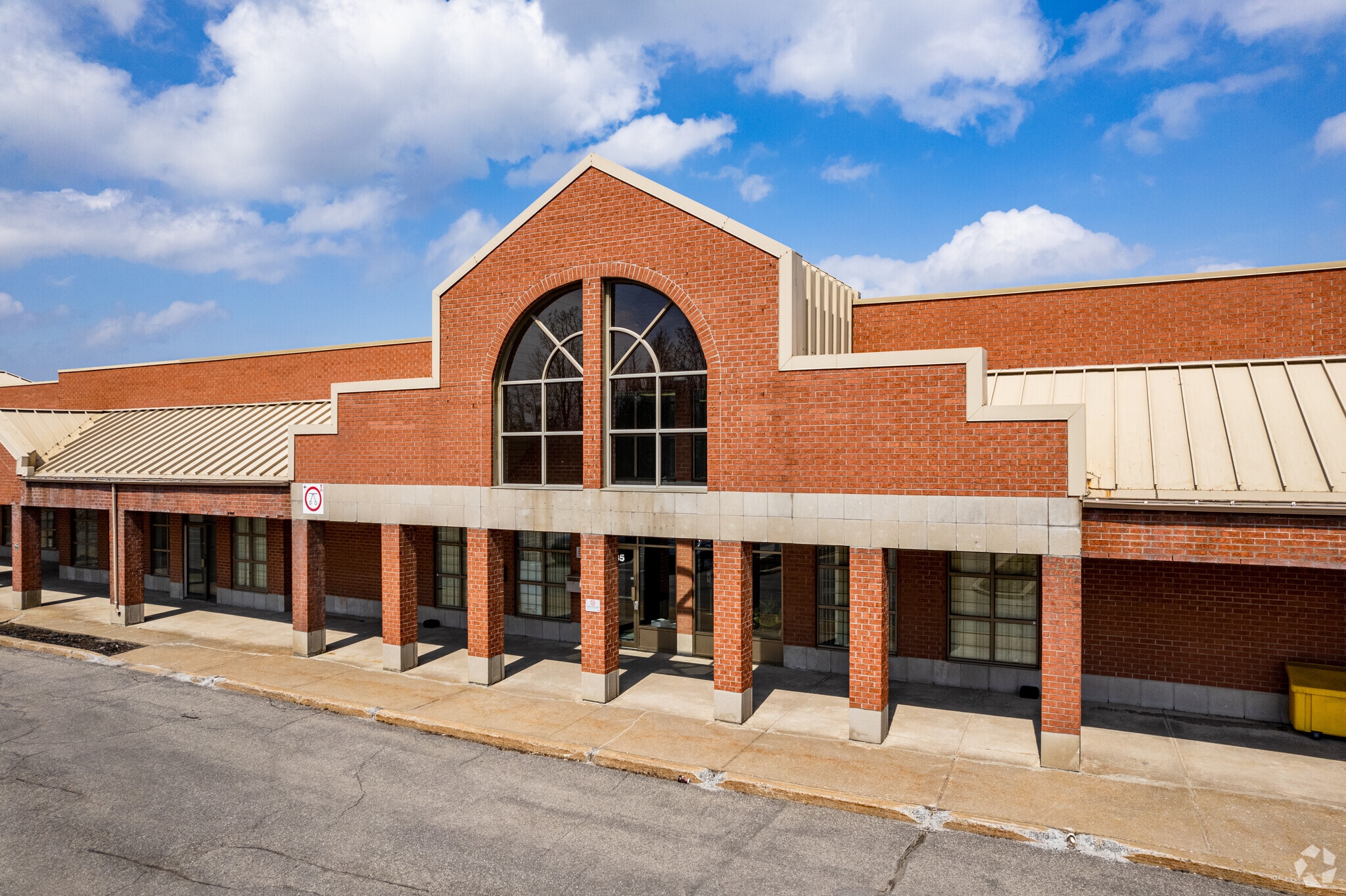 275-395 Rue Kesmark, Dollard-des-Ormeaux, QC à louer Photo principale– Image 1 sur 6