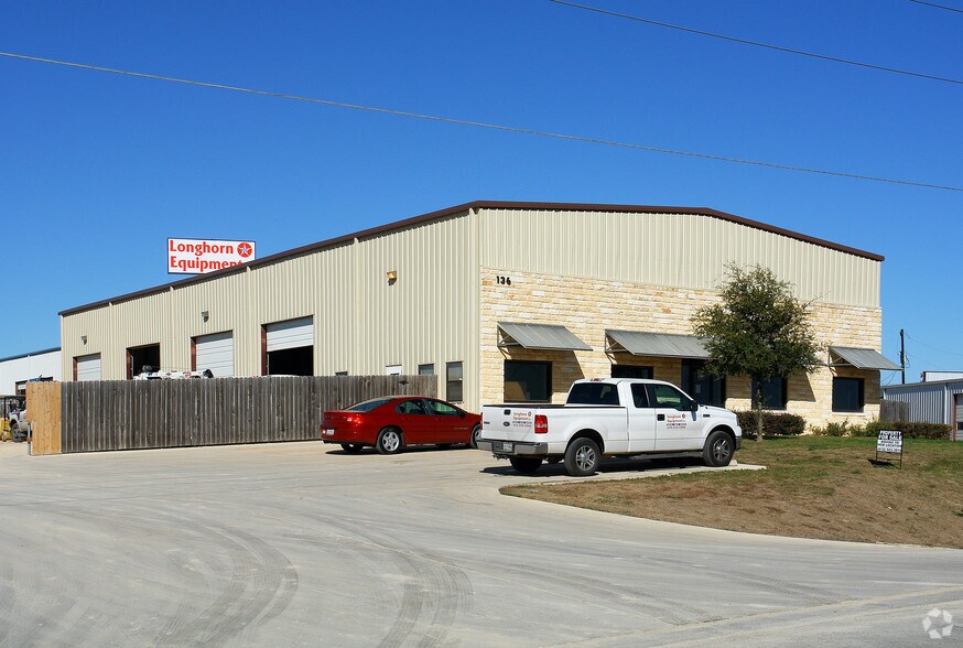 136 Trademark Dr, Buda, TX à louer - Photo principale – Image 1 sur 10
