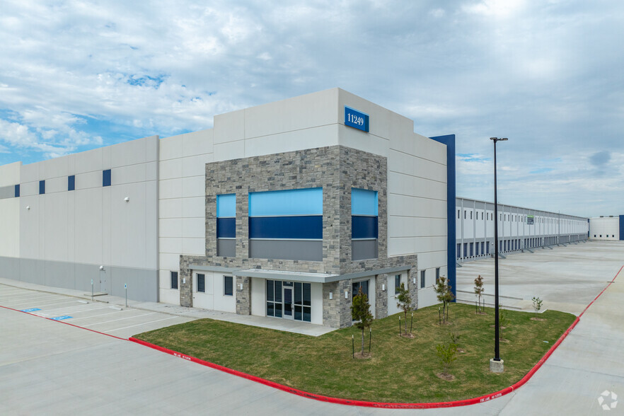 11249 I-10 E, Mont Belvieu, TX à louer - Photo de l’immeuble – Image 1 sur 6