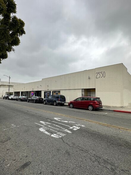 2550-2564 Zoe Ave, Huntington Park, CA à louer - Photo de l’immeuble – Image 1 sur 4