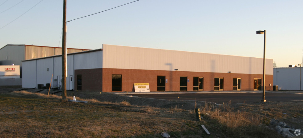 2106 Aluminum Ave, Hampton, VA à louer - Photo de l’immeuble – Image 2 sur 5