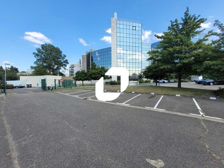 5-7 Place Copernic, Évry-Courcouronnes à louer - Photo de l’immeuble – Image 2 sur 8