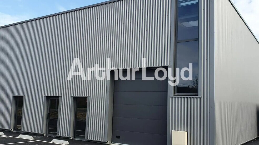 Local d’activités dans Fleury-sur-Orne à louer - Photo de l’immeuble – Image 1 sur 2