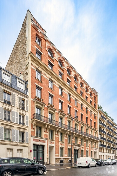 24 Rue Du Général Bertrand, Paris à louer - Photo de l’immeuble – Image 2 sur 2