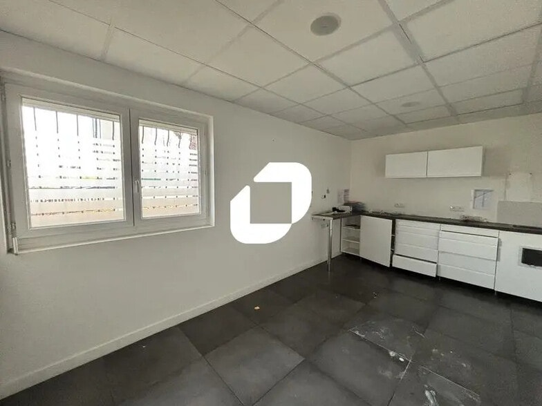 Bureau dans Grigny à louer - Photo intérieure – Image 2 sur 9