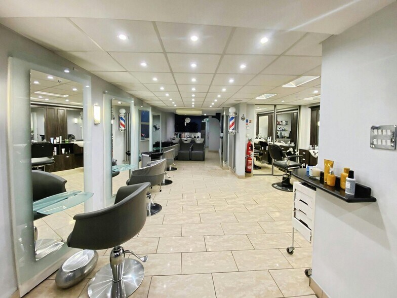 91 Guildford St, Chertsey à louer - Photo de l’immeuble – Image 3 sur 18