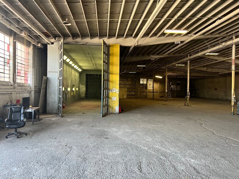 2021 E 25th St, Los Angeles, CA à vendre - Photo de l’immeuble – Image 3 sur 14