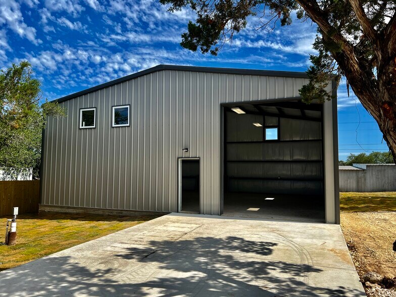 25102 Whitney Dr, Spicewood, TX à vendre - Photo de l’immeuble – Image 2 sur 20