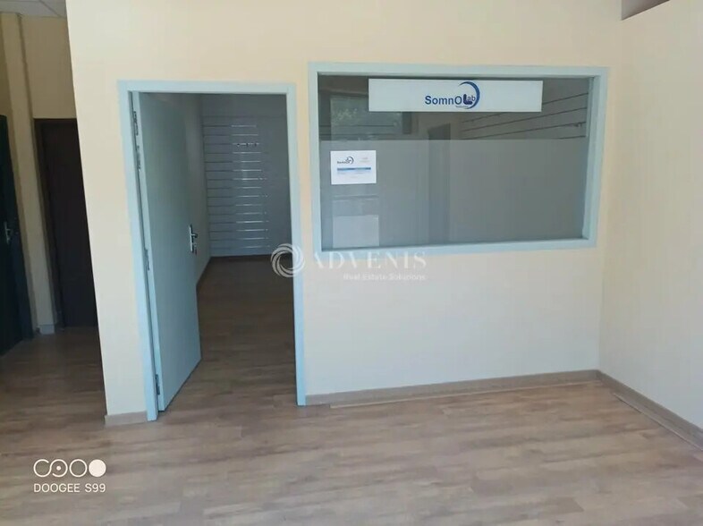Bureau dans à louer - Photo de l’immeuble – Image 2 sur 2