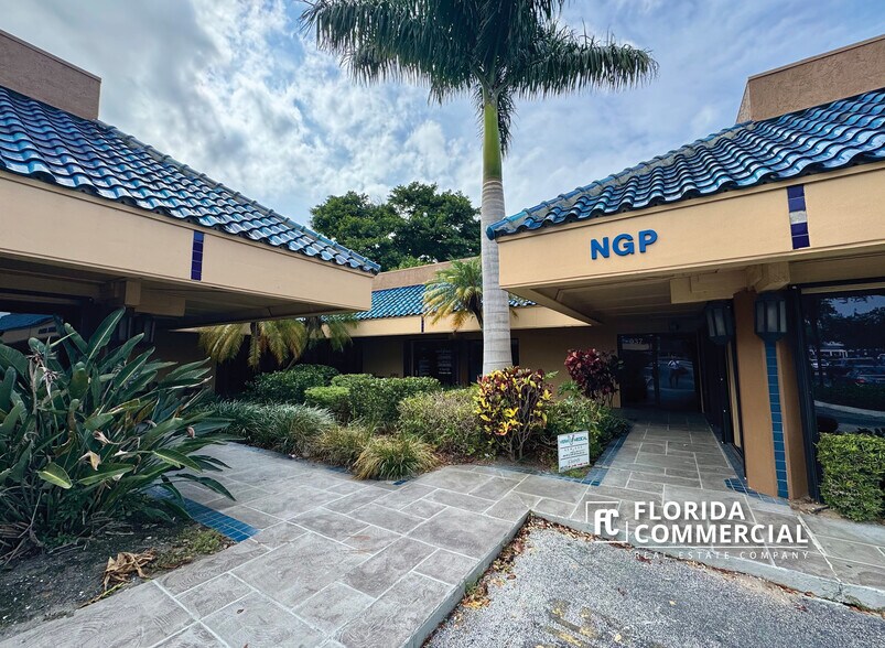907-943 SE Central Pky, Stuart, FL à louer - Photo de l’immeuble – Image 2 sur 9