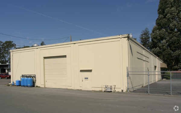 258 Dutton Ave, Santa Rosa, CA à louer - Photo principale – Image 1 sur 2