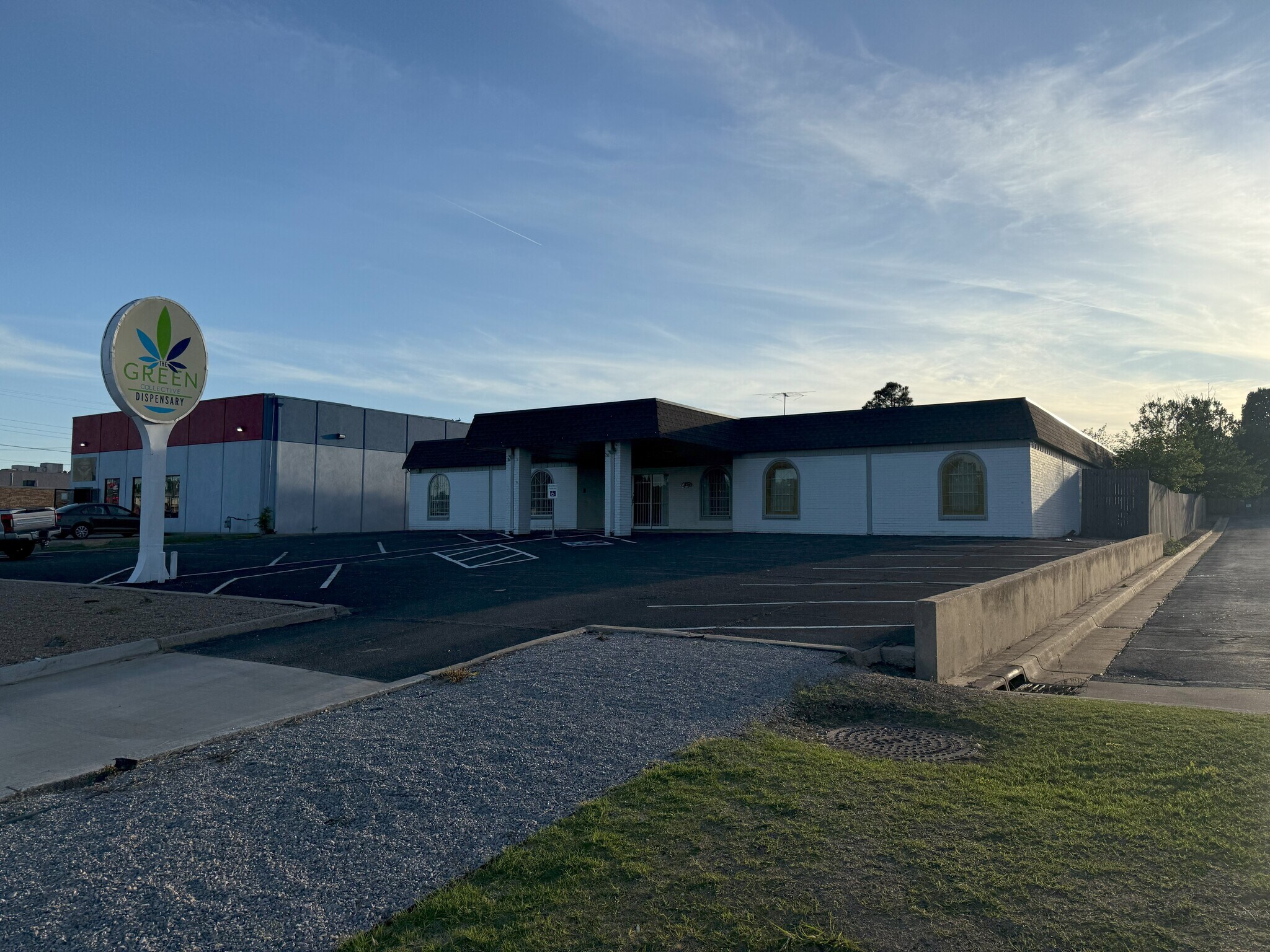 6425 N Meridian Ave, Oklahoma City, OK à louer Photo de l’immeuble– Image 1 sur 4