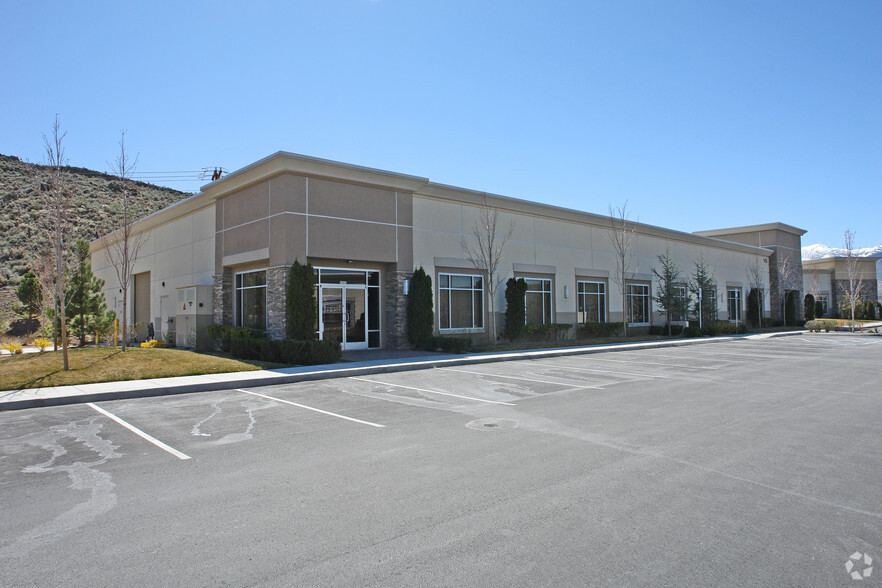 5476 Reno Corporate Dr, Reno, NV à louer - Photo de l’immeuble – Image 1 sur 12