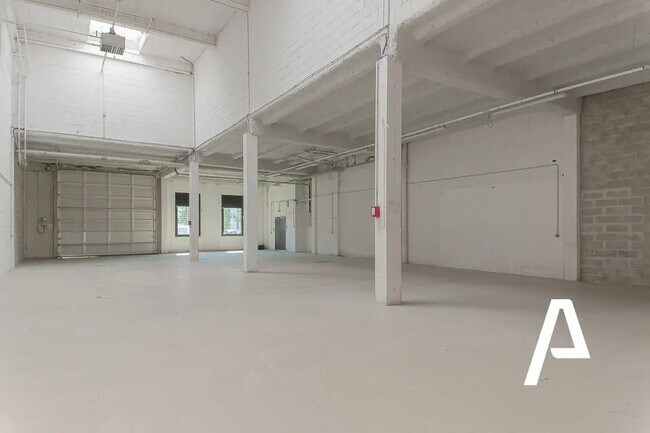 Plus de détails pour Local d'activités à louer