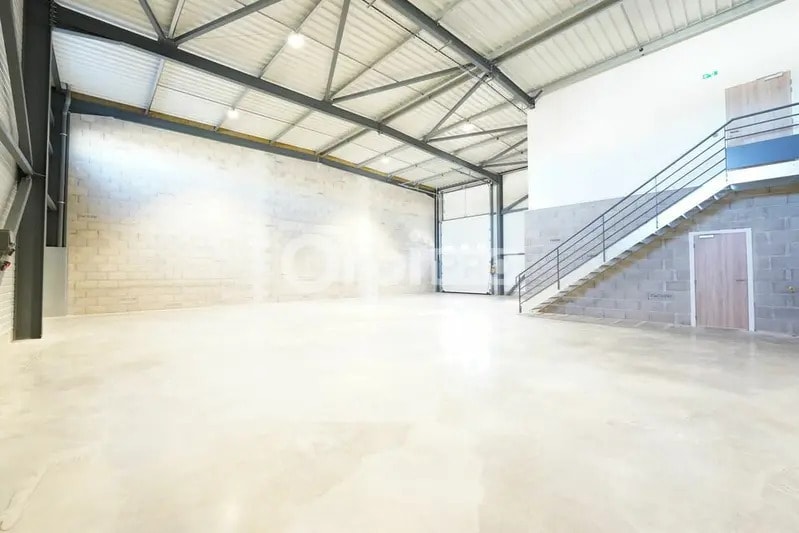 2 Rue Augustin Fresnel, Chassieu à louer - Photo de l’immeuble – Image 3 sur 5