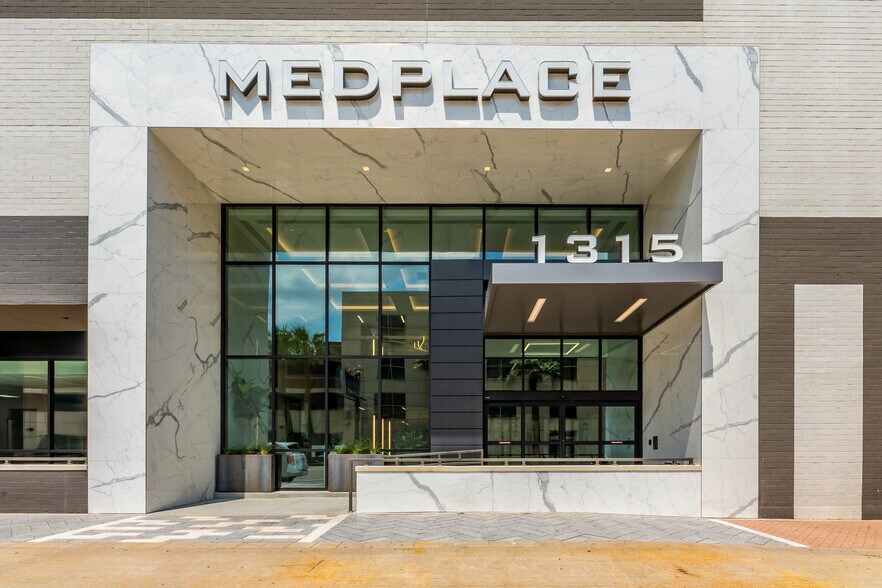 1315 St Joseph Pky, Houston, TX à louer - Photo de l’immeuble – Image 1 sur 15