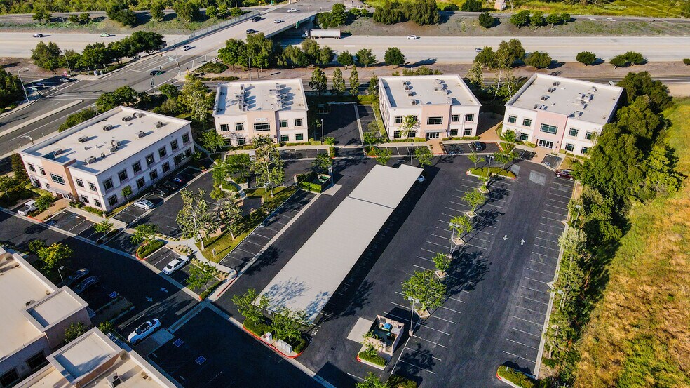 5871 Pine Ave, Chino Hills, CA à louer - Photo de l’immeuble – Image 3 sur 11