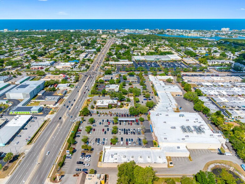 13801-13847 Walsingham Rd, Largo, FL à louer - Photo de l’immeuble – Image 2 sur 5