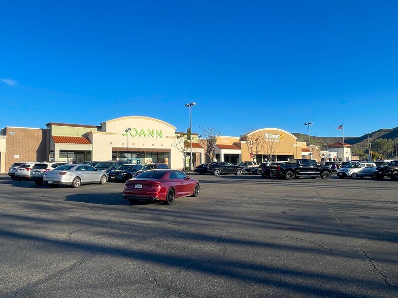 2196-2360 Tapo St, Simi Valley, CA à louer - Photo de l’immeuble – Image 2 sur 17