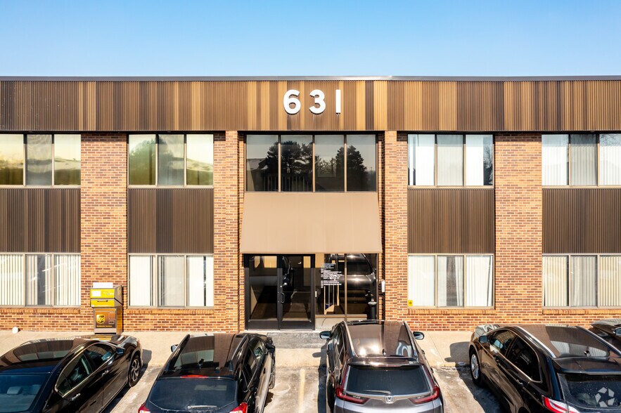 631 E Big Beaver Rd, Troy, MI à louer - Photo de l’immeuble – Image 2 sur 3