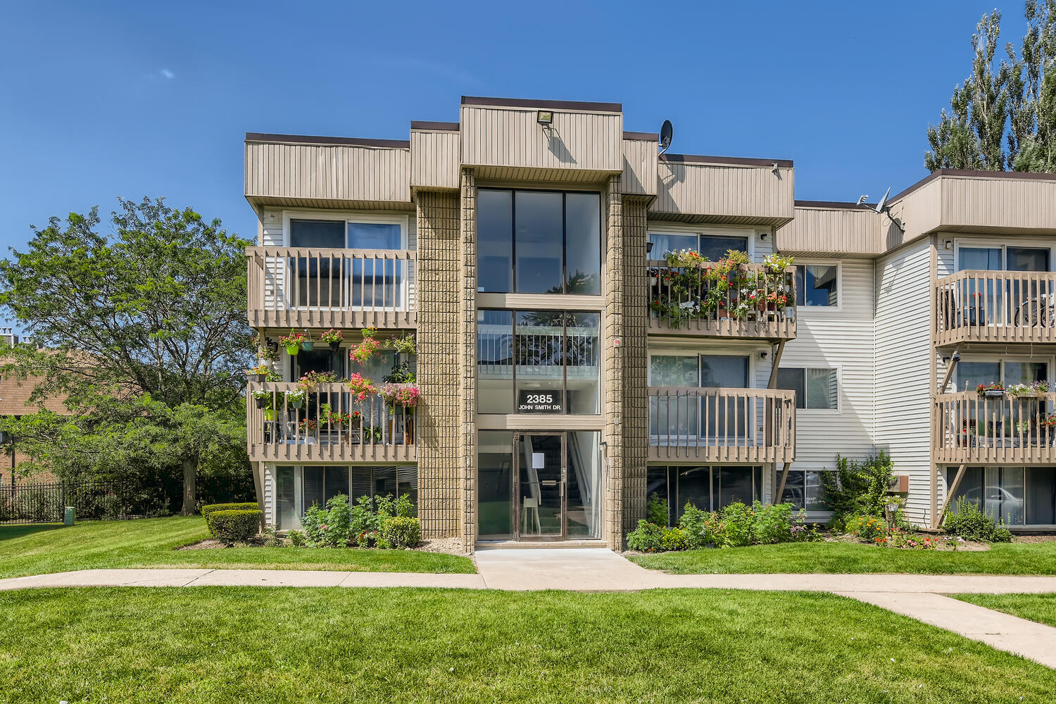 2344 John Smith Dr, Schaumburg, IL à vendre Photo principale– Image 1 sur 9