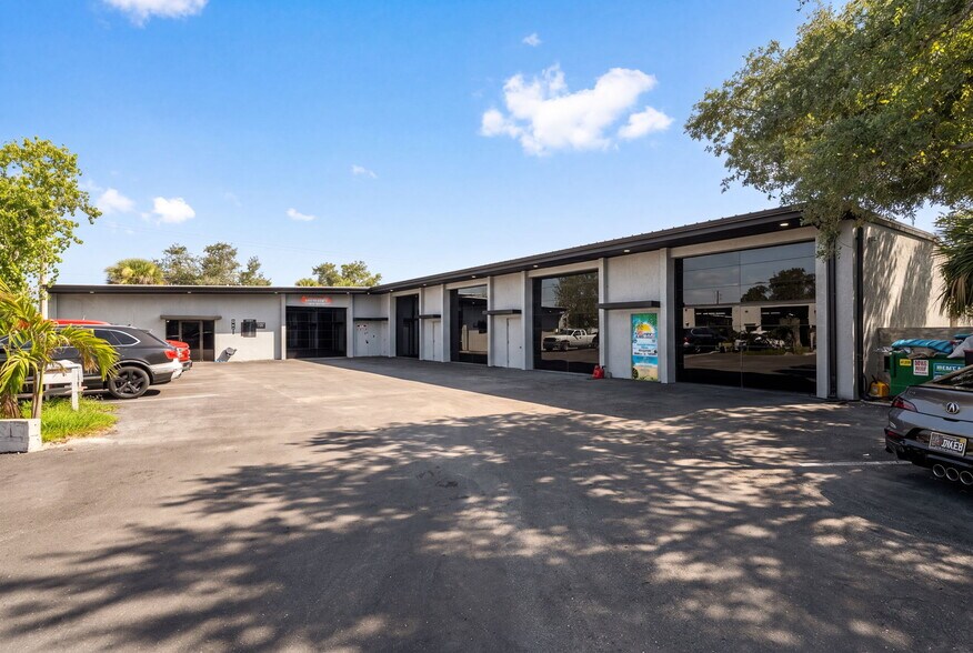 501 Interstate Ct, Sarasota, FL à vendre - Photo de l’immeuble – Image 1 sur 29