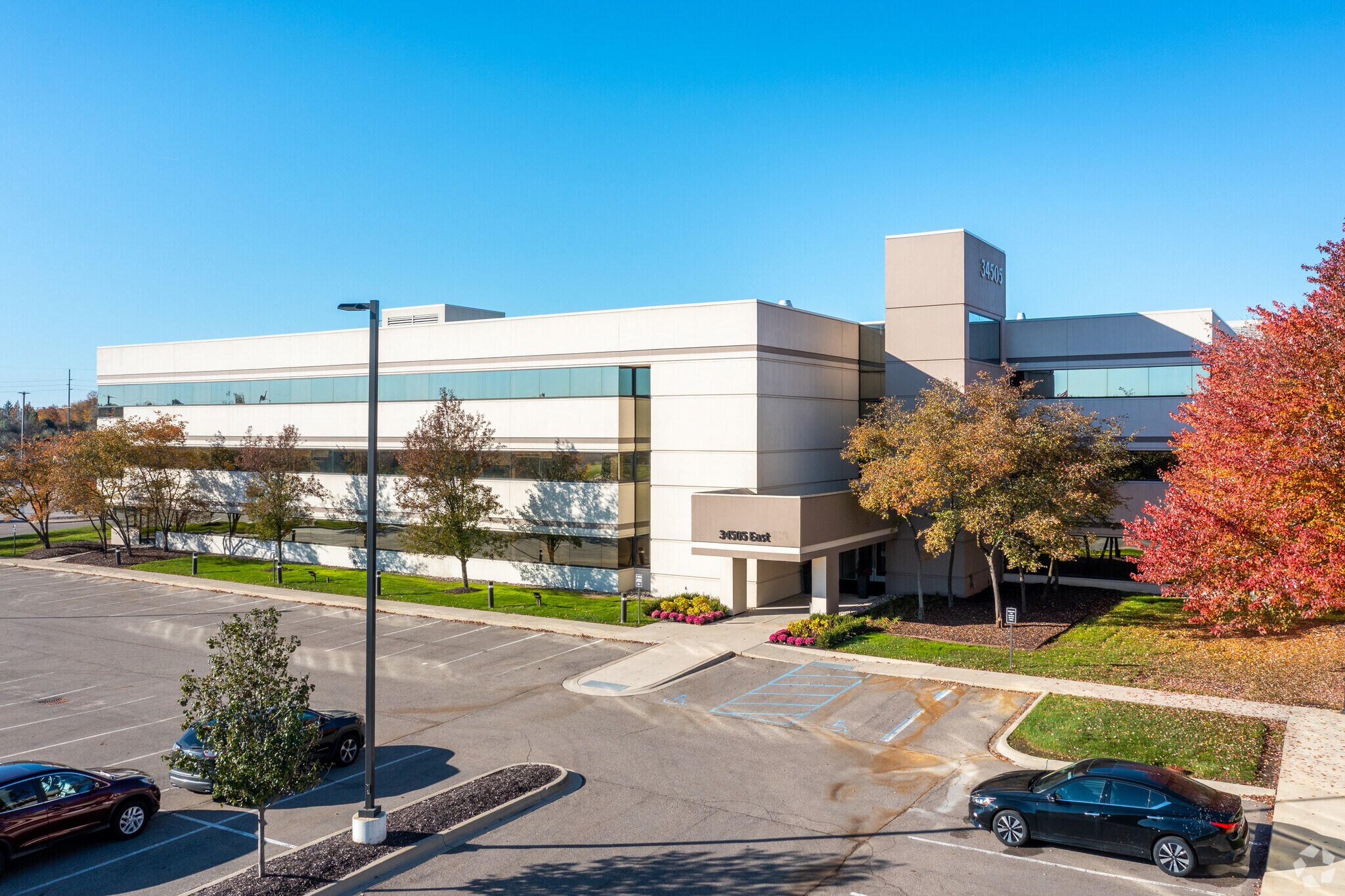 34505 W 12 Mile Rd, Farmington Hills, MI à louer Photo principale– Image 1 sur 13