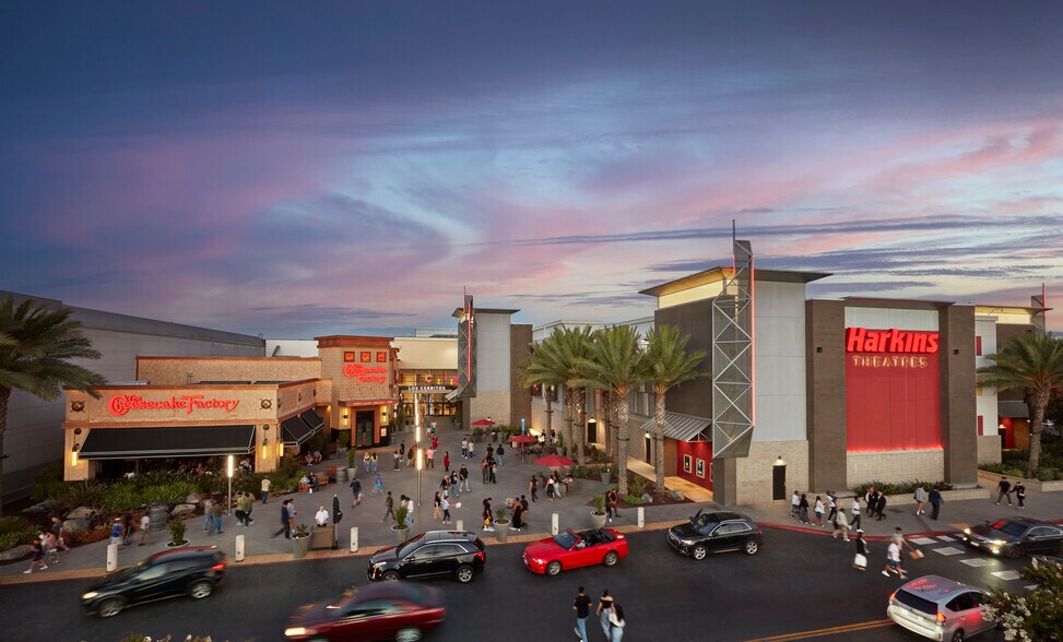 239 Los Cerritos Mall, Cerritos, CA à louer - Photo de l’immeuble – Image 1 sur 17