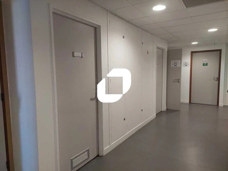 Bureau dans Montigny-le-Bretonneux à vendre - Photo de l’immeuble – Image 3 sur 10