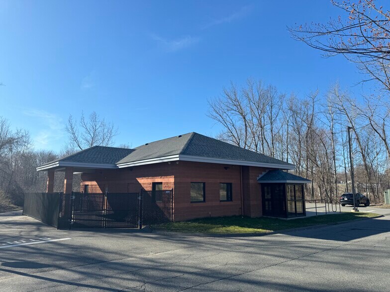 85 University Dr, Amherst, MA à louer - Photo de l’immeuble – Image 3 sur 9