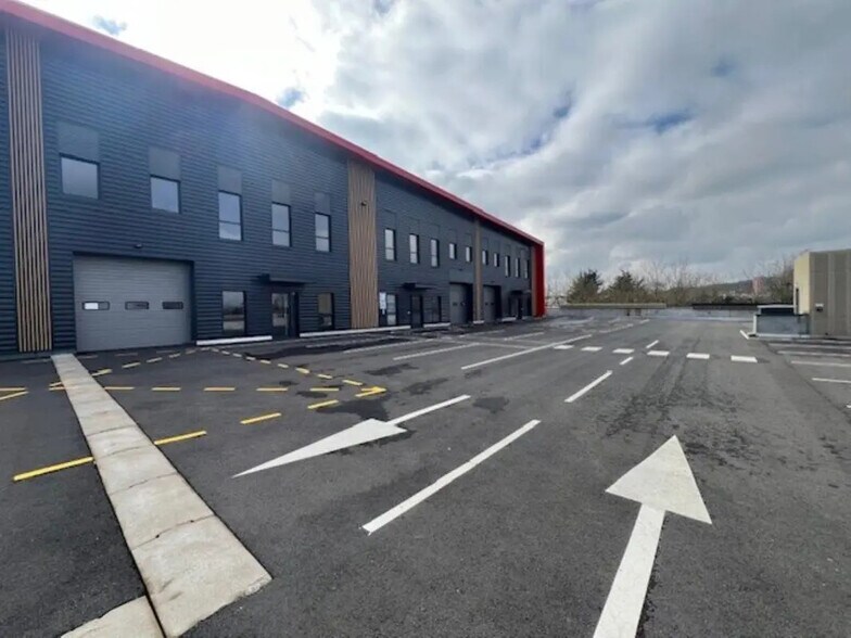 Local d’activités dans Élancourt à louer - Photo de l’immeuble – Image 2 sur 13