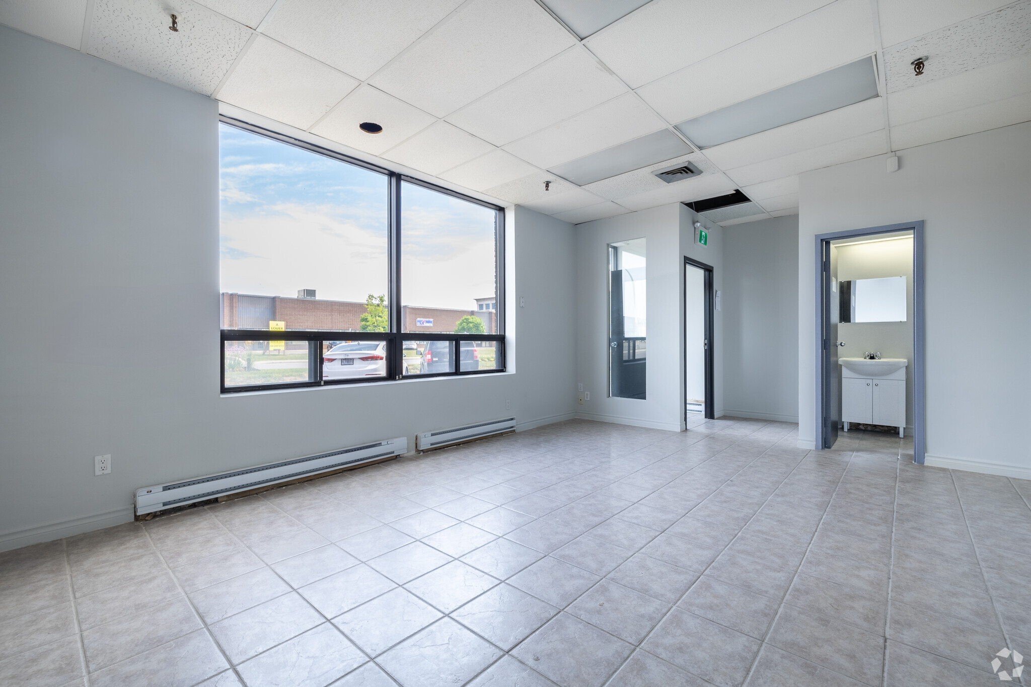 1100-1190 Rue Bégin, Saint-Laurent, QC à louer Photo intérieure– Image 1 sur 3
