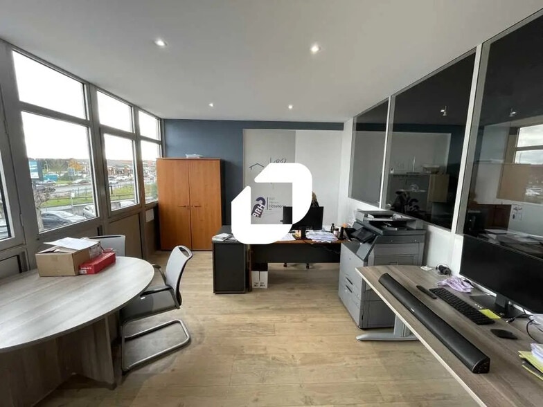 Bureau dans La Ville-du-Bois à louer - Photo de l’immeuble – Image 2 sur 9