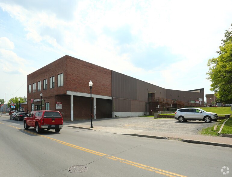 24 Margaret St, Plattsburgh, NY à louer - Photo principale – Image 1 sur 9