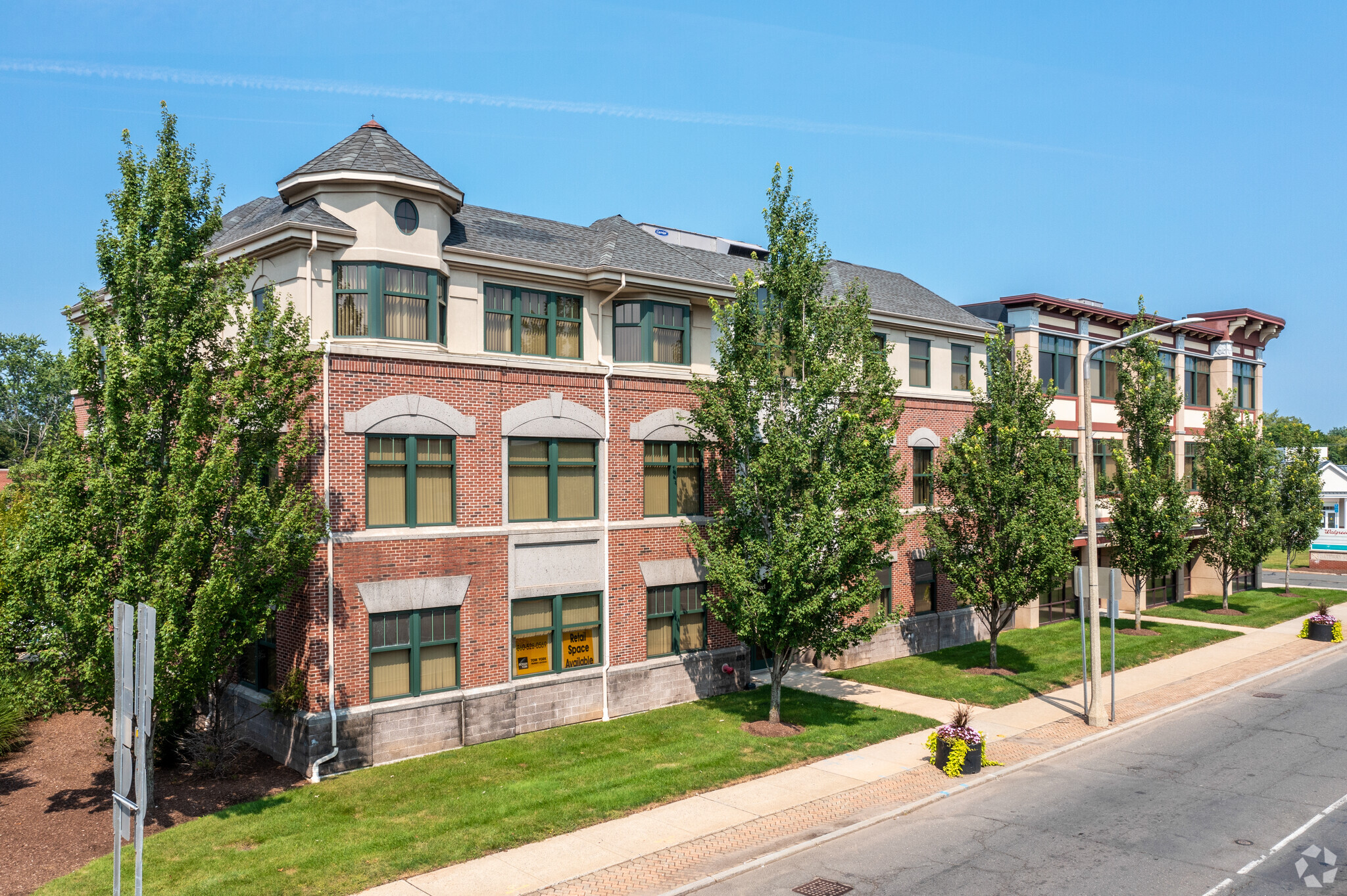 893 Main St, East Hartford, CT à louer Photo de l’immeuble– Image 1 sur 18