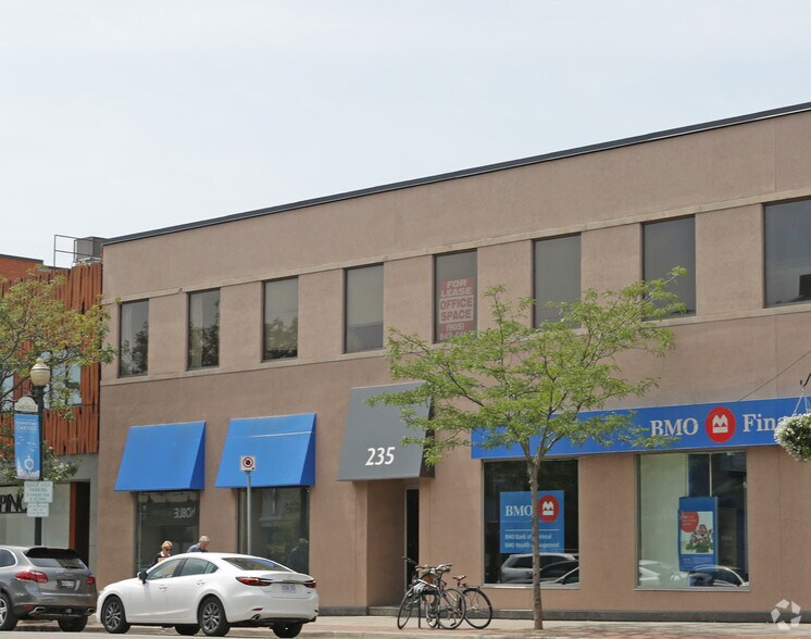 235 Lakeshore Rd E, Oakville, ON à louer - Photo de l’immeuble – Image 3 sur 3