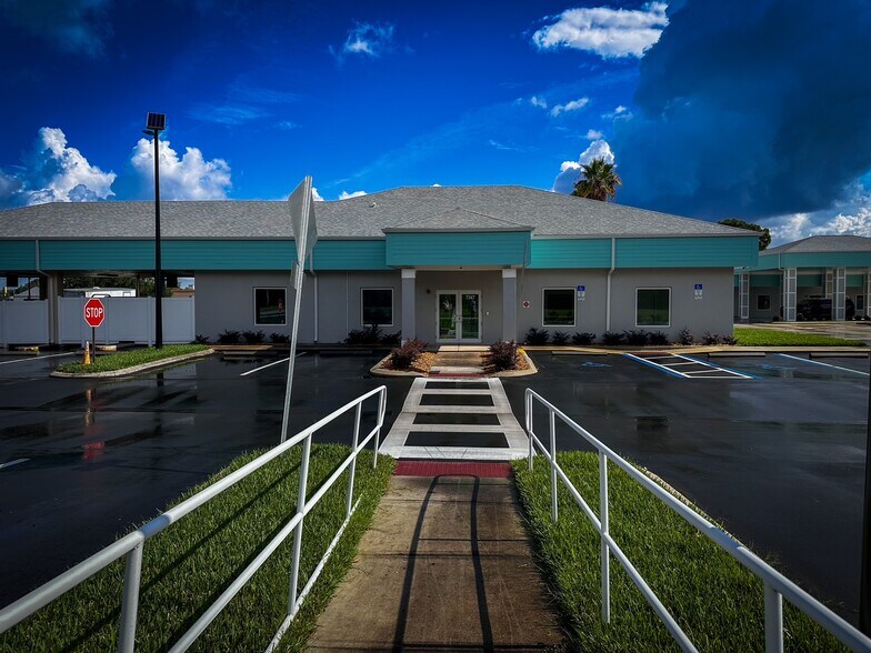 7367 Forest Oaks Blvd., Spring Hill, FL à louer - Photo de l’immeuble – Image 2 sur 4