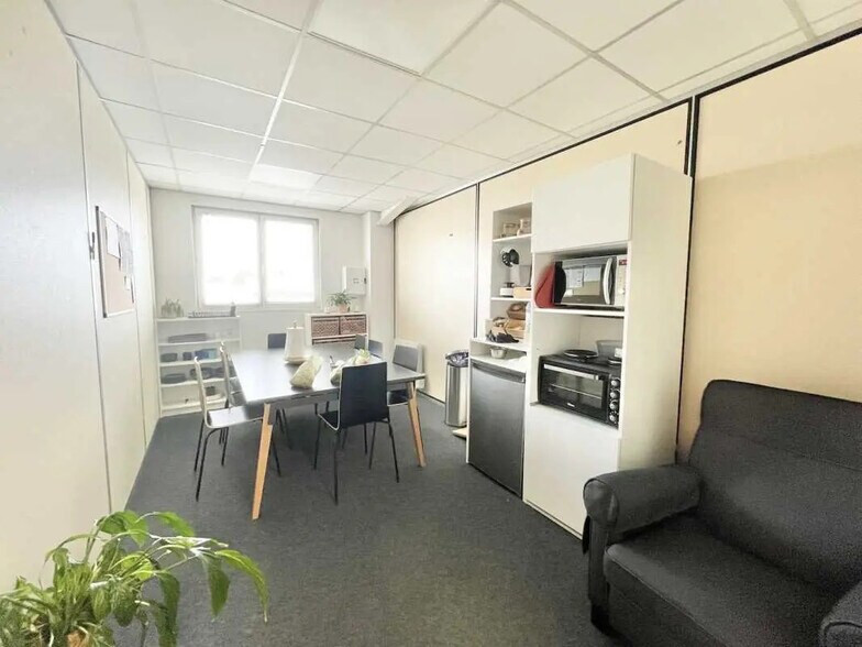 Bureau dans Le Petit-Quevilly à louer - Photo de l’immeuble – Image 3 sur 4