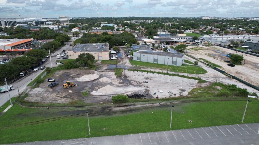 1171 SE 10th Ave, Hialeah, FL à louer - Photo de l’immeuble – Image 1 sur 9