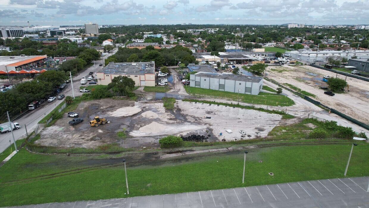1171 SE 10th Ave, Hialeah, FL à louer Photo principale– Image 1 sur 10