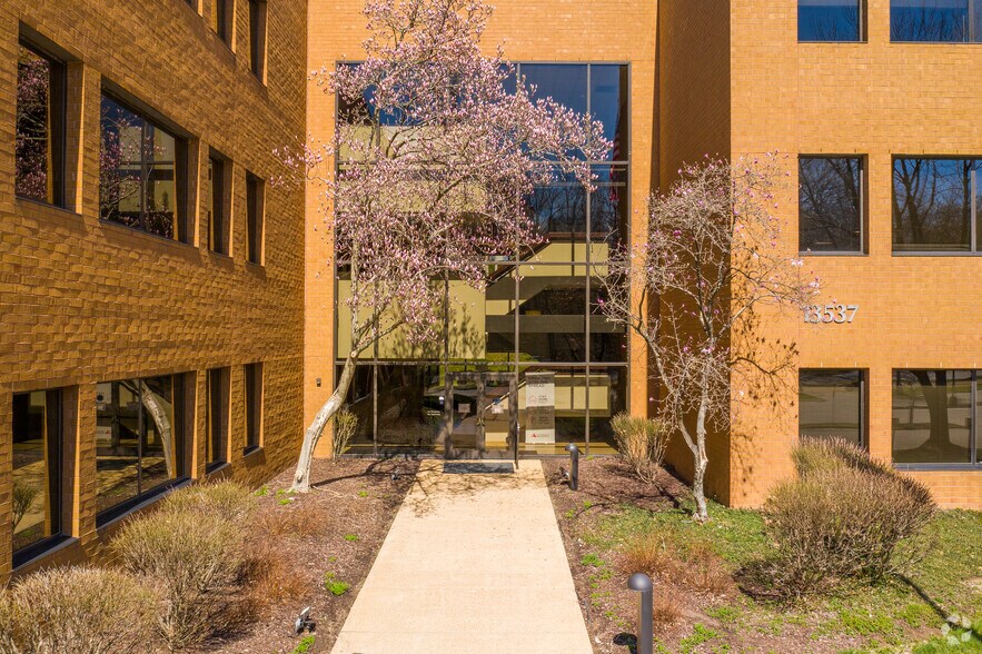 13545 Barrett Parkway Dr, Ballwin, MO à louer - Photo de l’immeuble – Image 3 sur 5