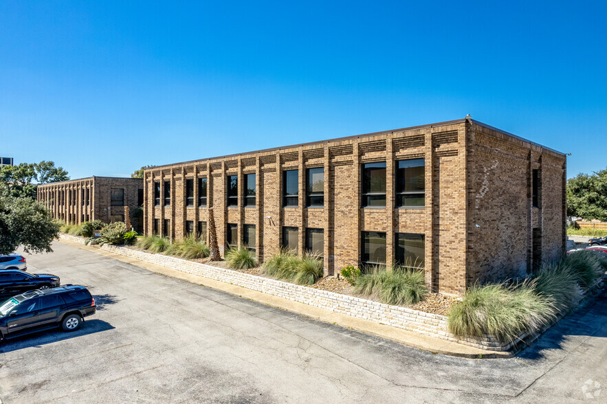 2929 Mossrock Dr, San Antonio, TX à louer - Photo de l’immeuble – Image 1 sur 9