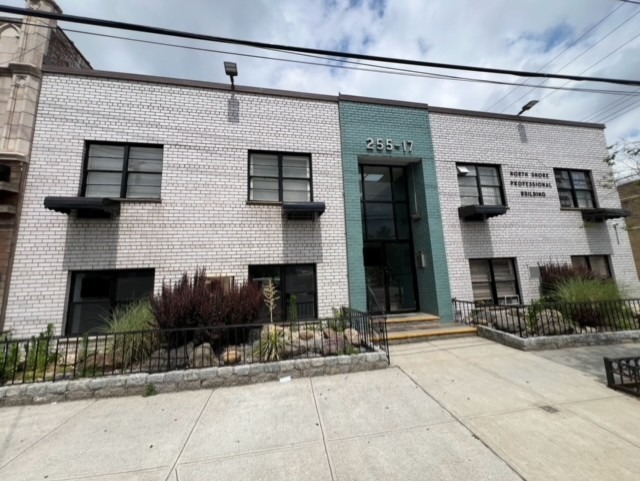 255-17 Northern Blvd, Little Neck, NY à vendre - Photo de l’immeuble – Image 2 sur 8