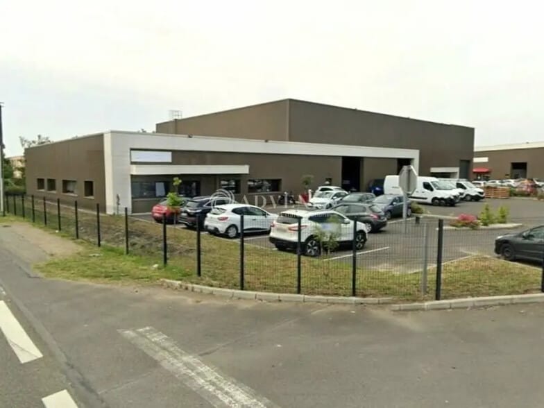 Local d’activités dans Le Mans à louer - Photo de l’immeuble – Image 1 sur 3