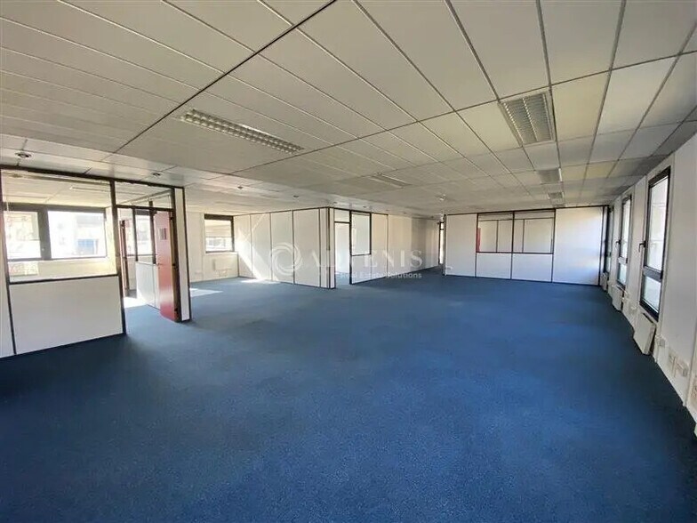 Bureau dans Lognes à louer - Photo de l’immeuble – Image 2 sur 12