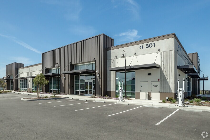 301 Mace Blvd, Davis, CA à louer - Photo principale – Image 1 sur 4