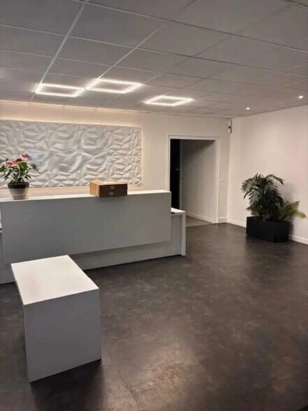 Local d’activités dans Noisy-le-Grand à louer - Photo de l’immeuble – Image 2 sur 12