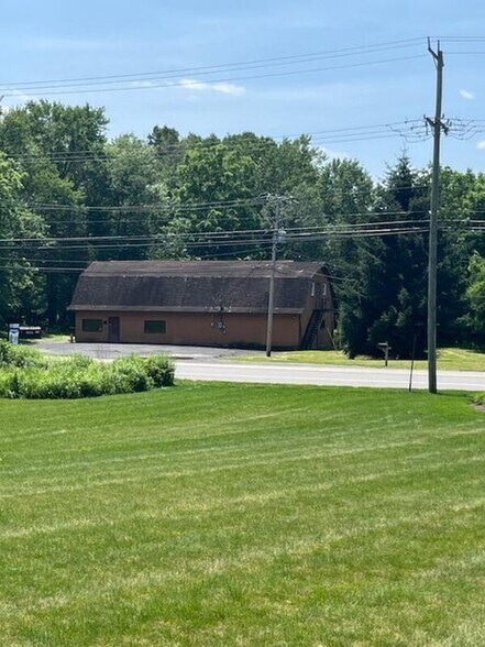 210 Independence Rd, East Stroudsburg, PA à vendre - Photo de l’immeuble – Image 1 sur 3