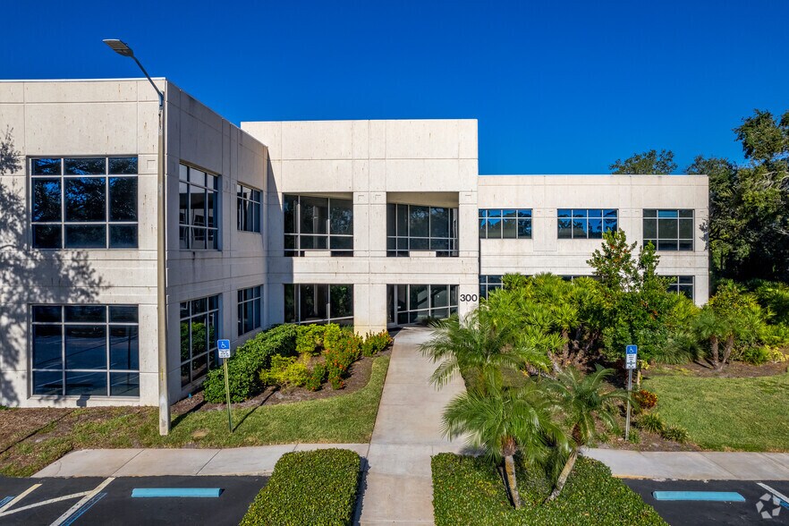 300 S Park Place Blvd, Clearwater, FL à louer - Photo de l’immeuble – Image 3 sur 17