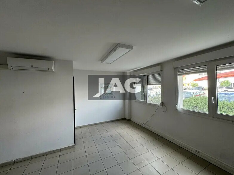 Local d’activités dans Décines-Charpieu à louer - Photo de l’immeuble – Image 3 sur 8